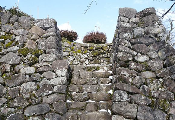 Stone wall (musha-bashiri [running warrior passage])